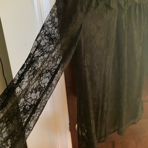 Lace Blouse 🌹 - Picture 2 of 4